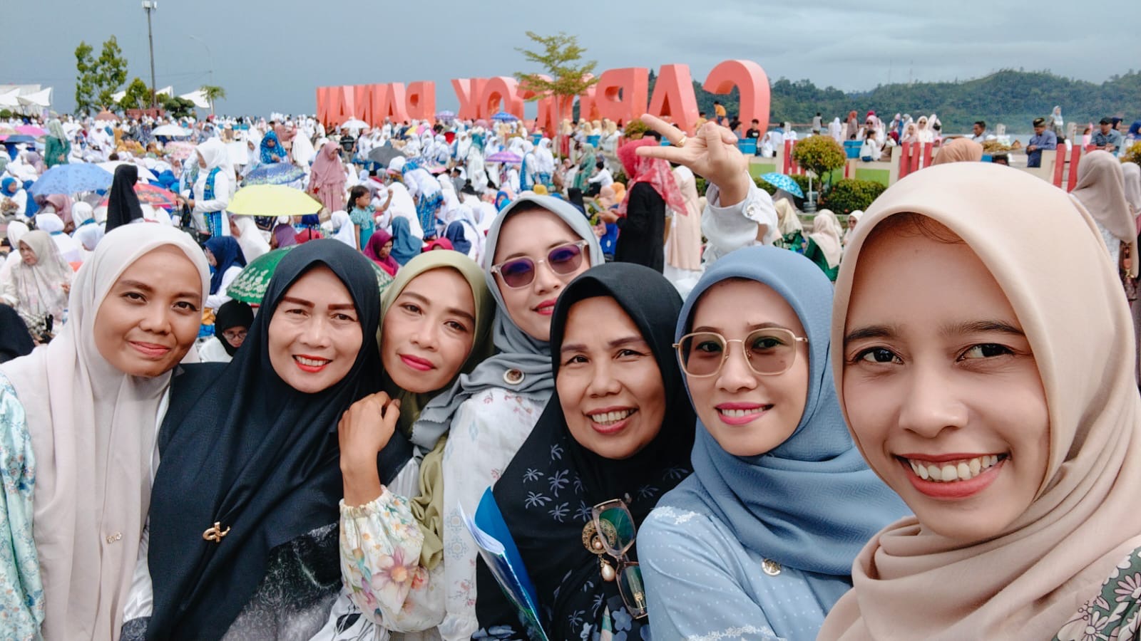 Camat Basa Ampek Balai Tapan beserta staf menghadiri acara Dakwah Wisata di Pantai Carocok Painan