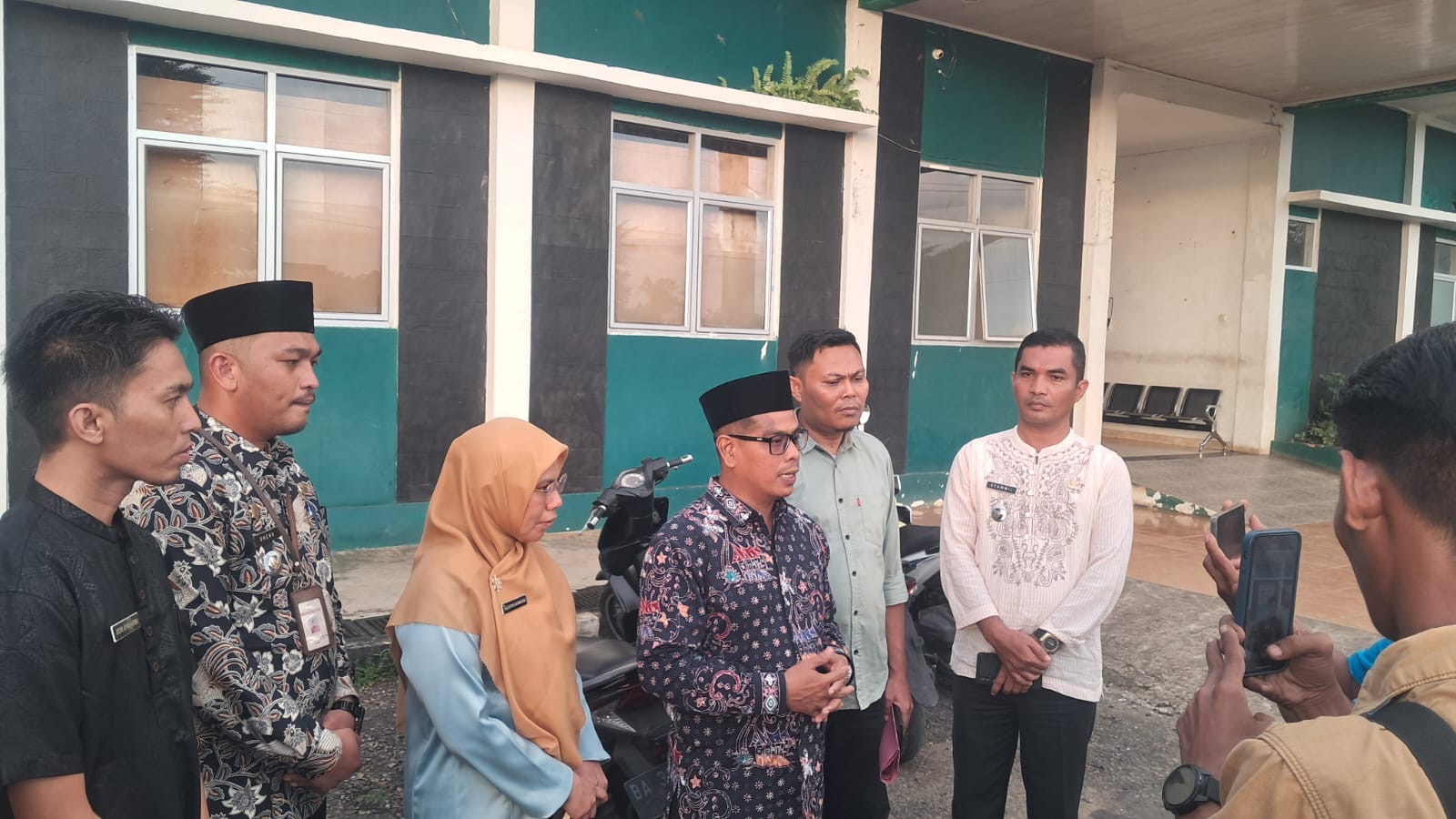 Camat Basa Ampek Balai Tapan mendampingi Wakil Bupati Pesisir Selatan dalam kunjungan ke RSUD Tapan