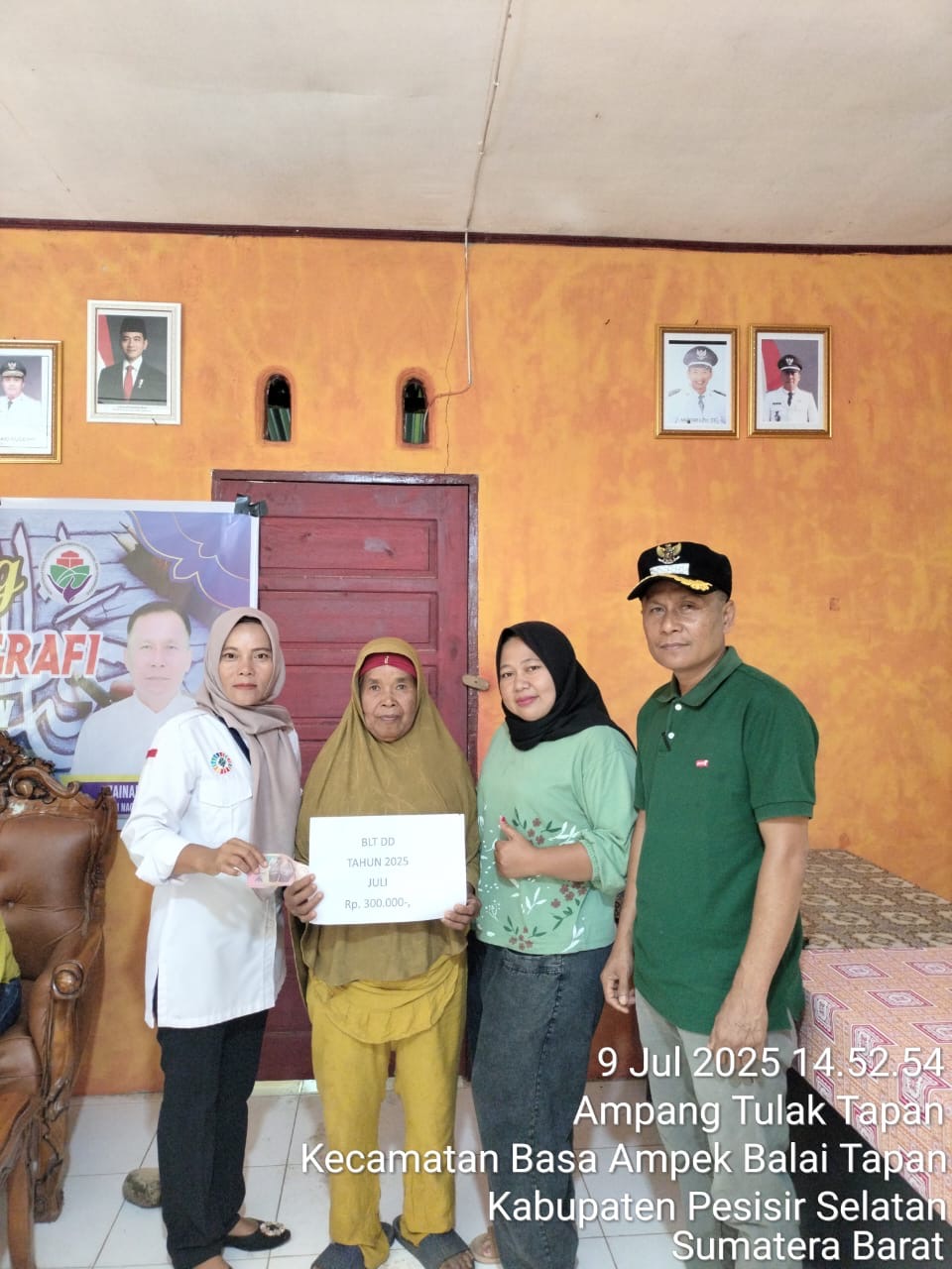 Sekretaris Camat Basa Ampek Balai Tapan mendampingi Nagari dalam menyalurkan BLT DD Bulan Juli 2025