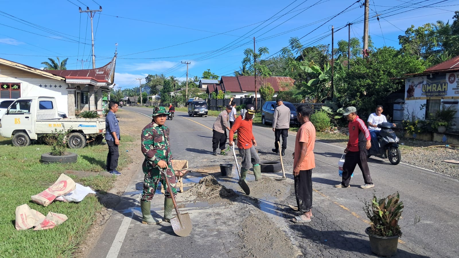 Camat bersama Forkopimca dan Pemerintah Nagari Melakukan Penambalan Jalan