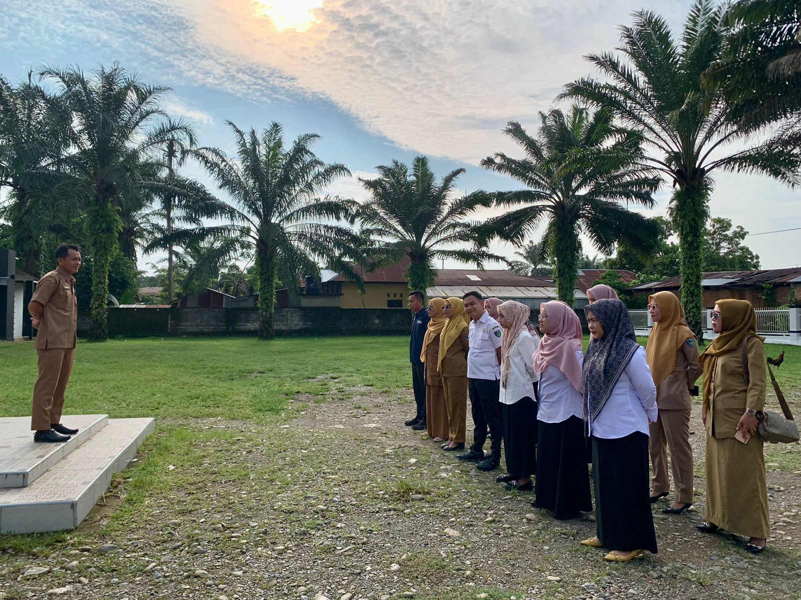 Apel Pagi di Hari Senin 9 September 2024 Pegawai Kantor Camat Basa Ampek Balai Tapan