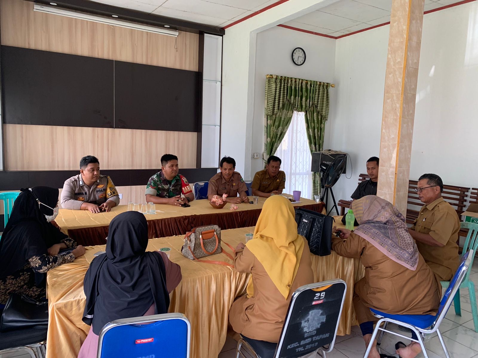 Camat Basa Ampek Balai Tapan Melaksanakan Rapat Koordinasi Tindak Lanjut Kaduan Masyarakat terkait P