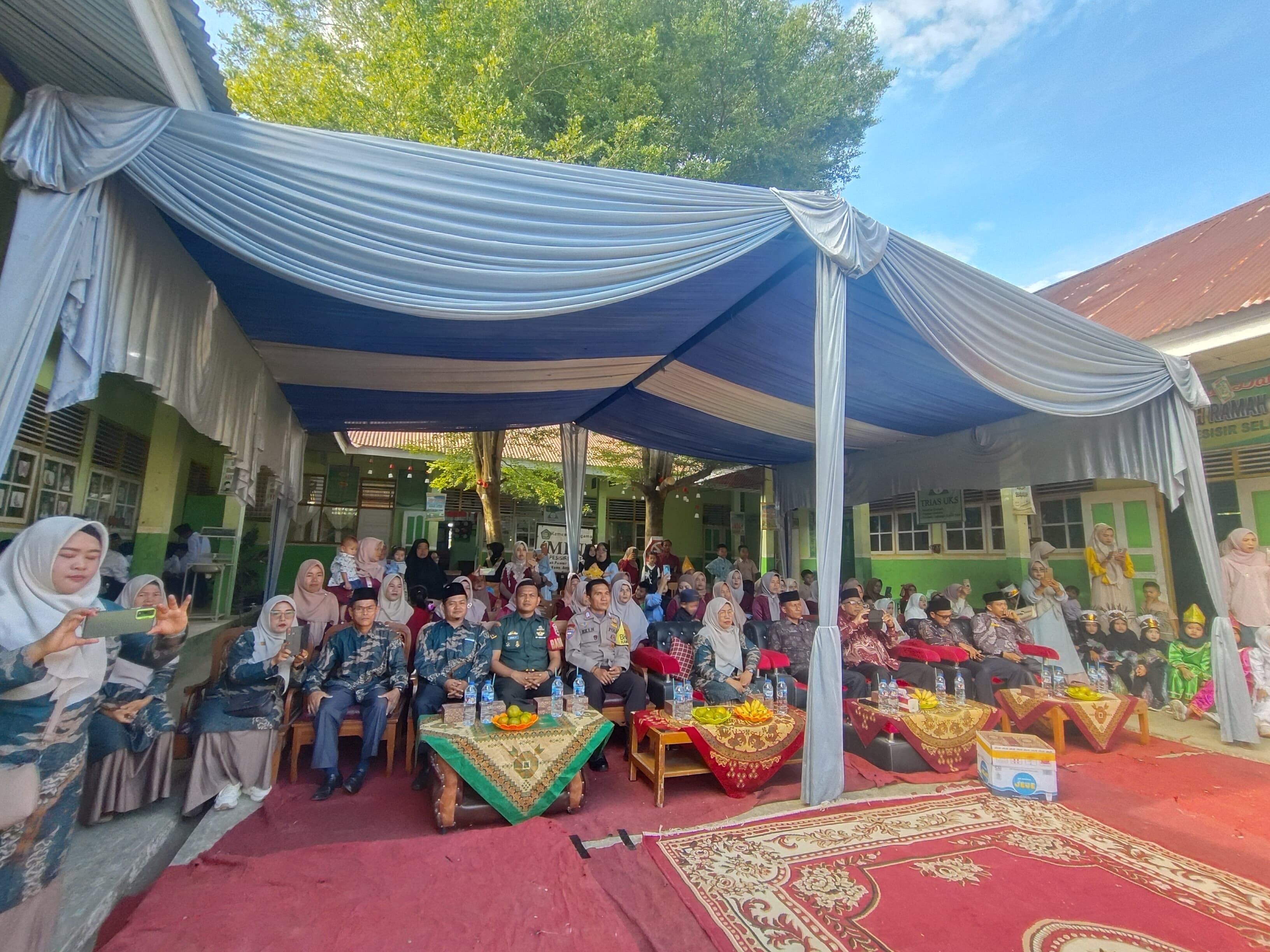 Sekretaris Kecamatan menghadiri acara perpisahan MIN 12 Pesisir Selatan